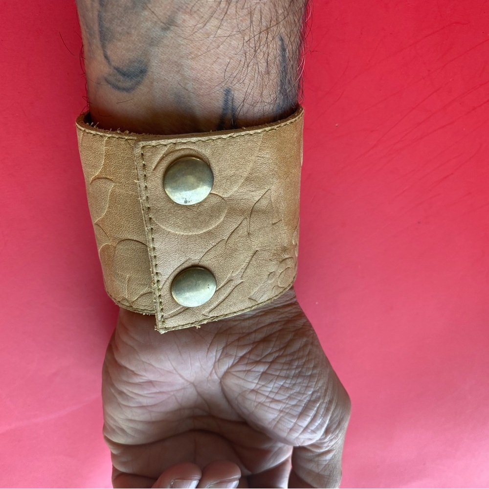Vintage tooled leather cuff - Picture 2 of 4